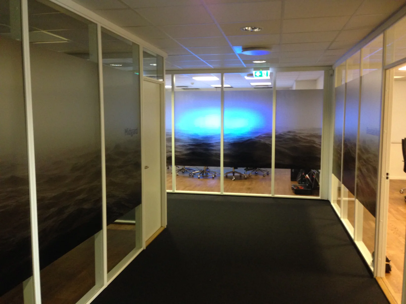 Kontor med havmotiv-dekor på glassvegger