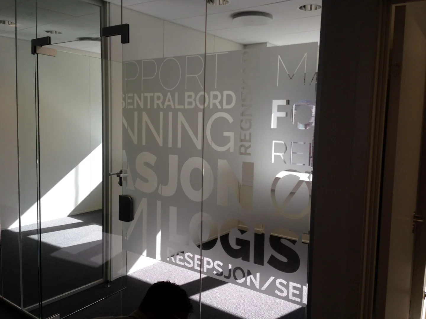 Frostet foliedekor på møteromsglass