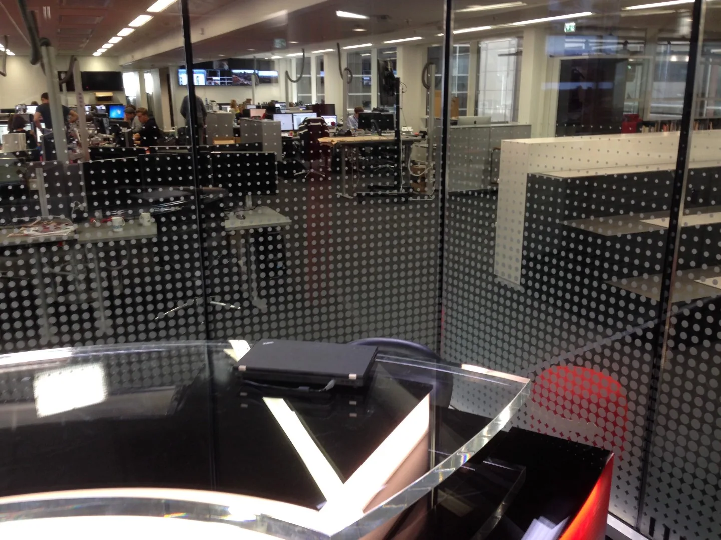 VGTV-redaksjon med prikk-mønster foliedekor