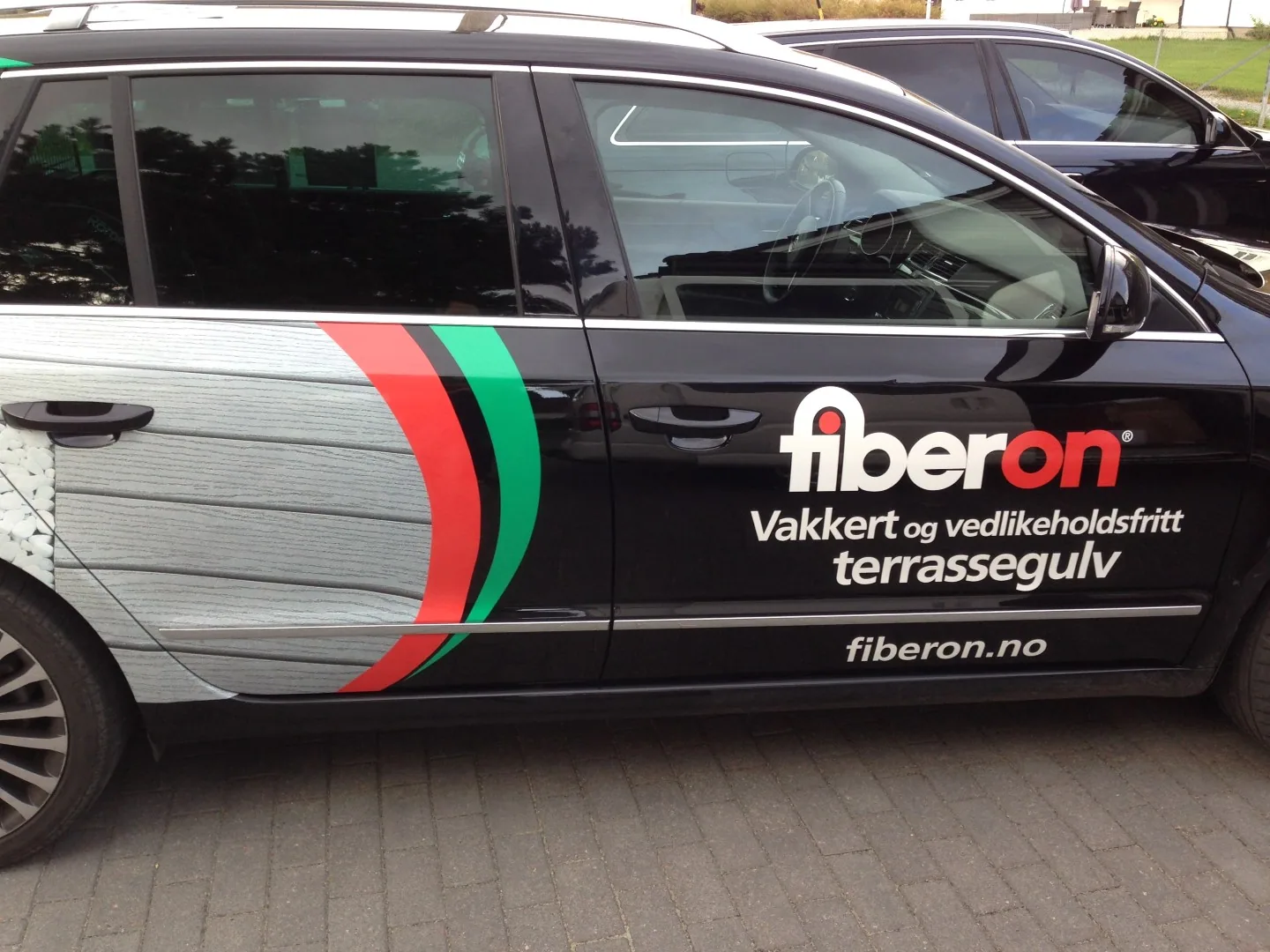 Detalj av Fiberon-dekor med treimitasjon og planter