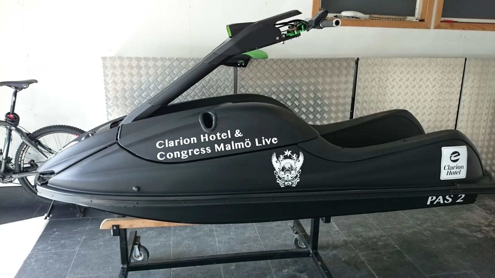 Matt sort vannscooter med Clarion Malmö Live-logo