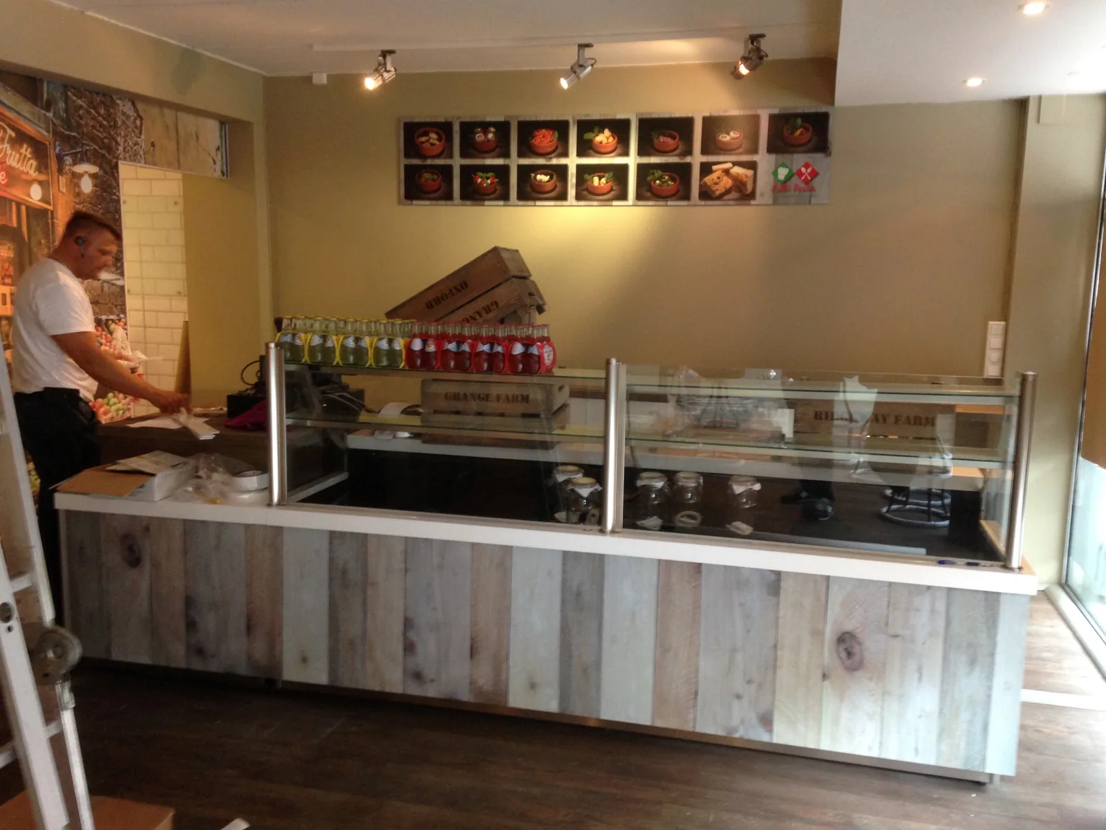 Restaurantinnredning med veggpanels og profilert disk