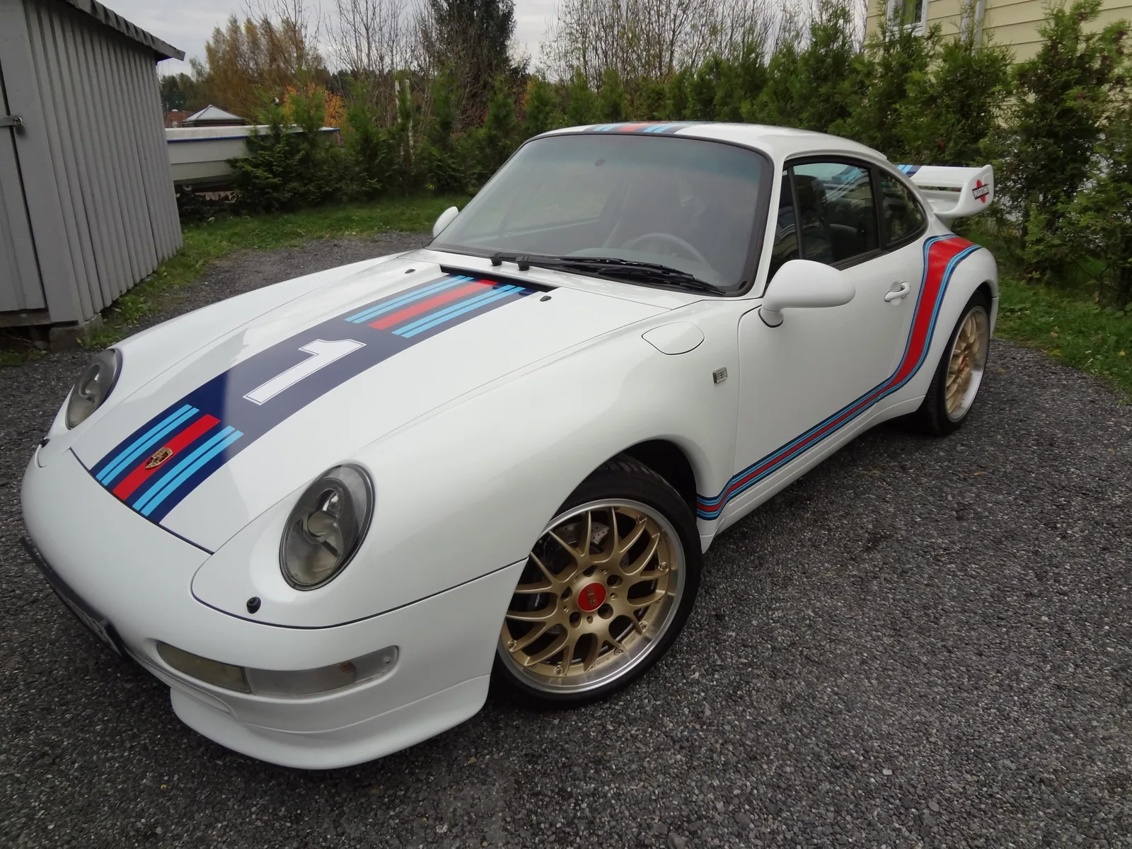 Hvit Porsche 911 Carrera sett forfra med Martini-striper