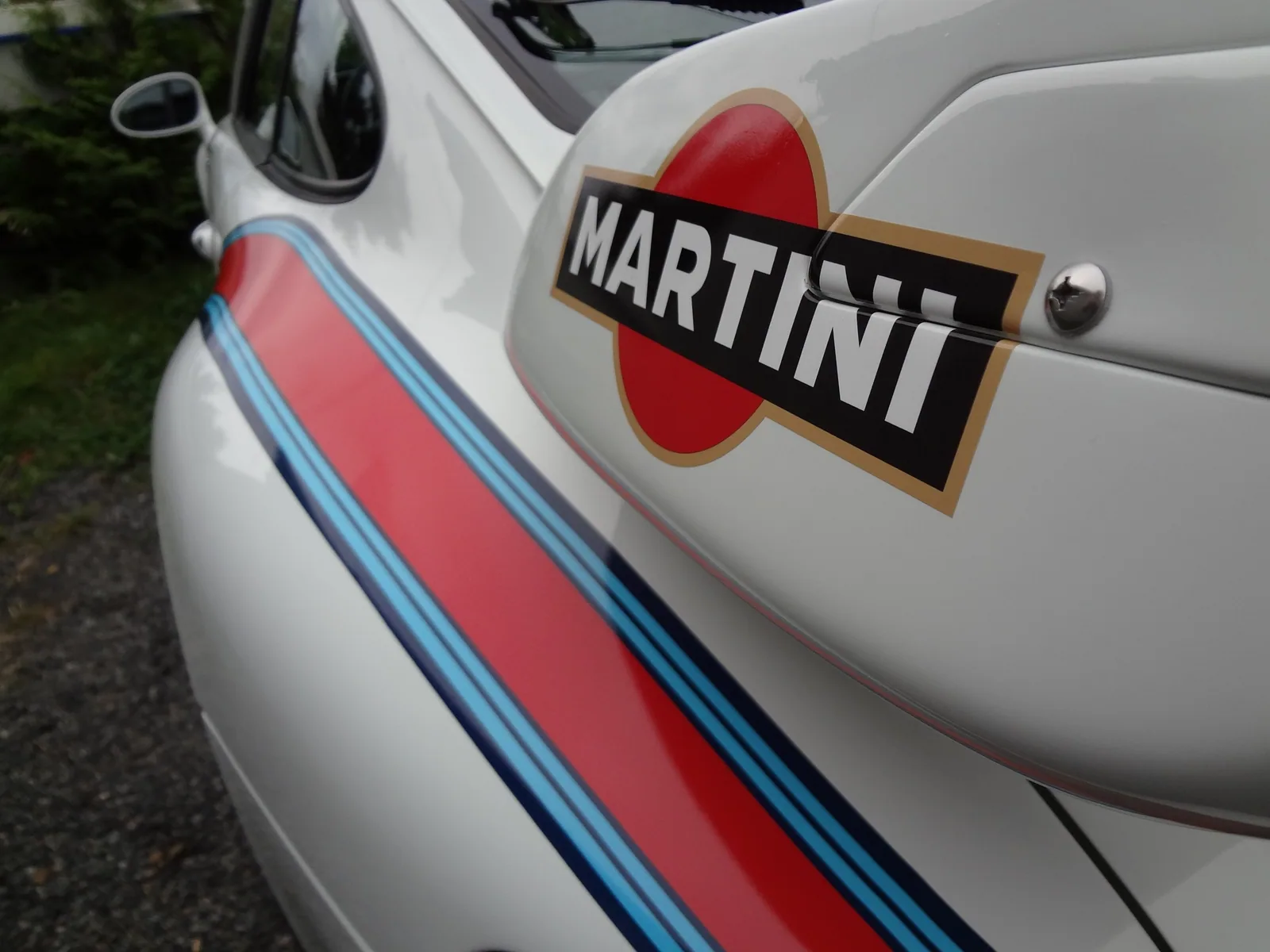 Nærbilde av Martini-stripene på Porsche 911
