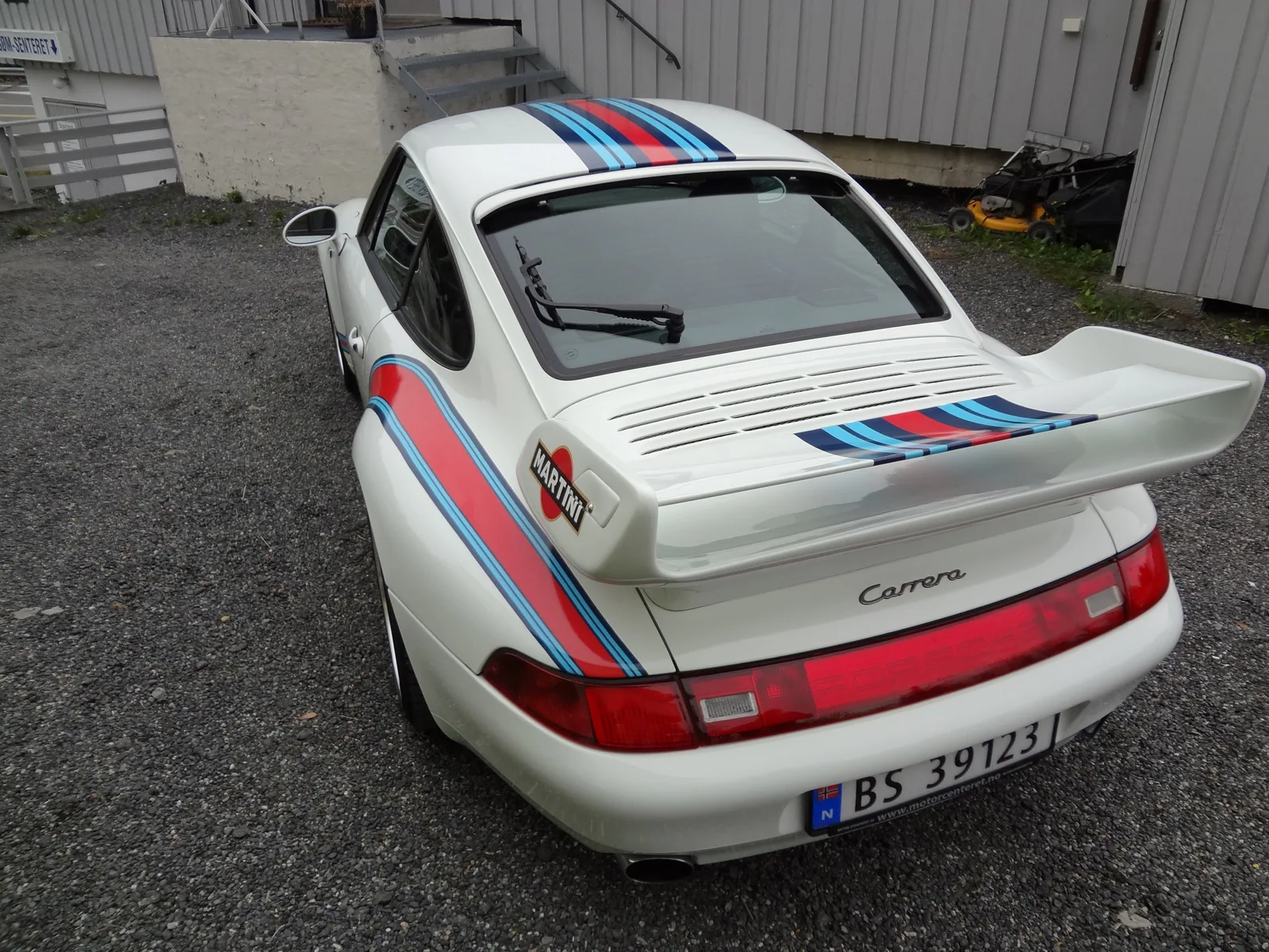Porsche 911 Carrera bakfra med Martini-striper